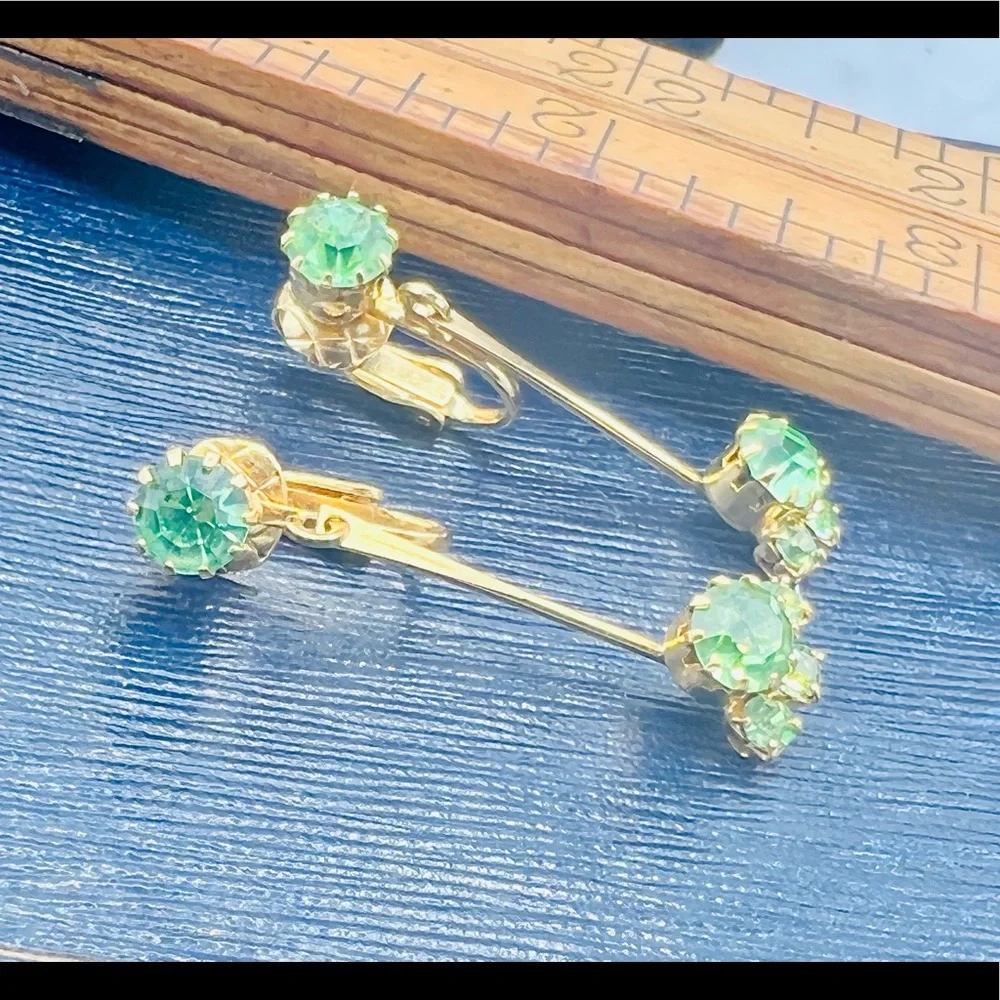Vintage peridot green rhinestone clip on dangles gold simple style